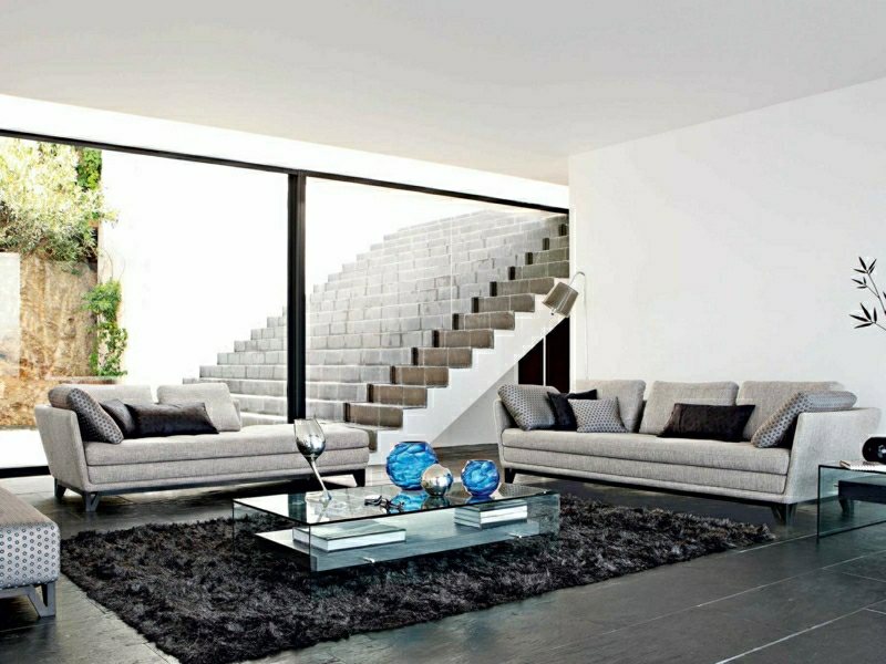 salon intérieur tapis de sol noir objet déco canapé gris roche bobois design paris