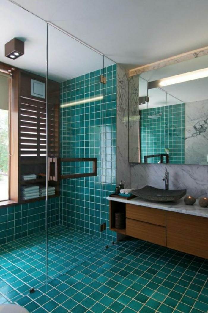 revêtement mural salle de bain design bleu carrelage original lavabo design en pierre