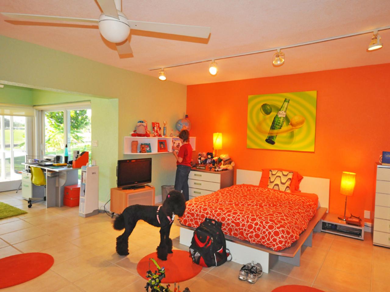 ado chambre garçon orange vert chien bureau espace lit rouge orange lampe moderne