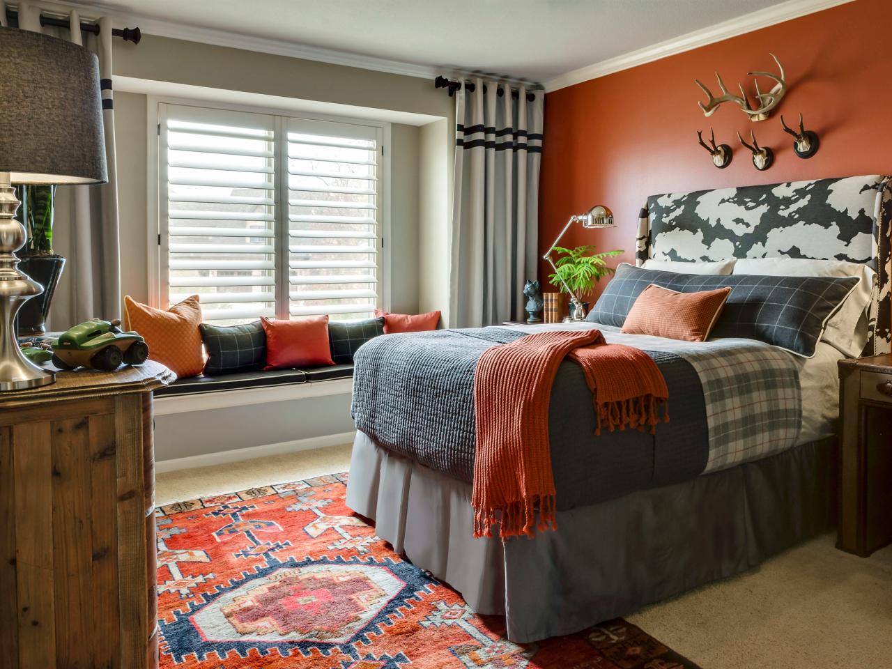 style moderne chambre ado garçon grand lit gris orange draps unisexe lampe tapis coloré moderne mur orange