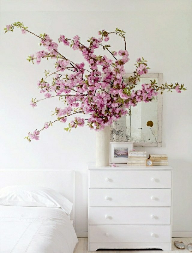idée de déco chambre intérieur blanc bouquet cerisier fleurs beau aromatique