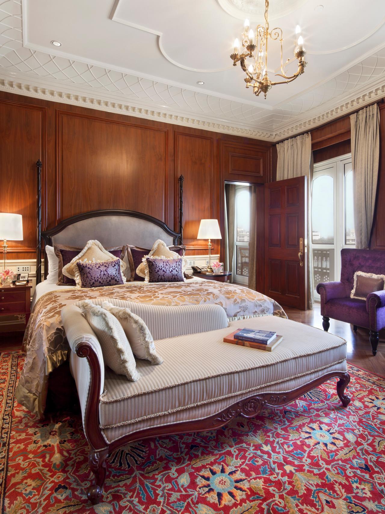 tête de lit moderne luxe chambre design d'intérieur originale ci taj style indien moderne canapé pourpre lampe or