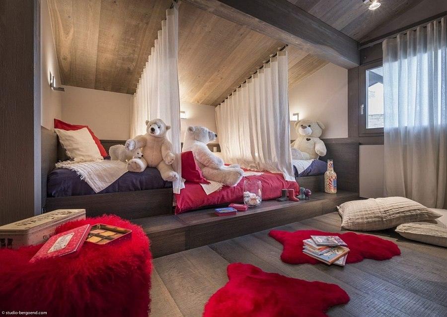 peluche chambre enfant dortoir rouge jouet chalet location vacances ski famille tranquillité rideau