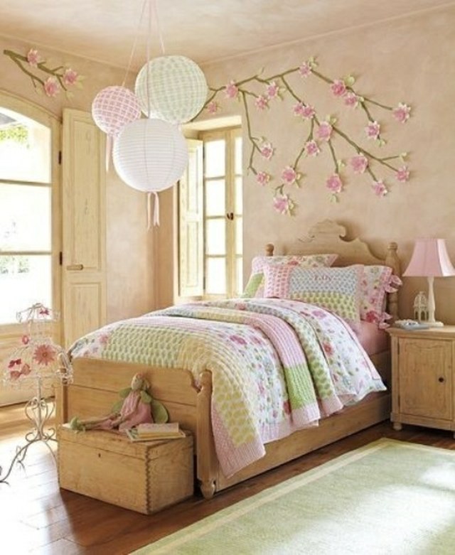 idée déco chambre enfant avec des fleurs de cerisier papier peint 