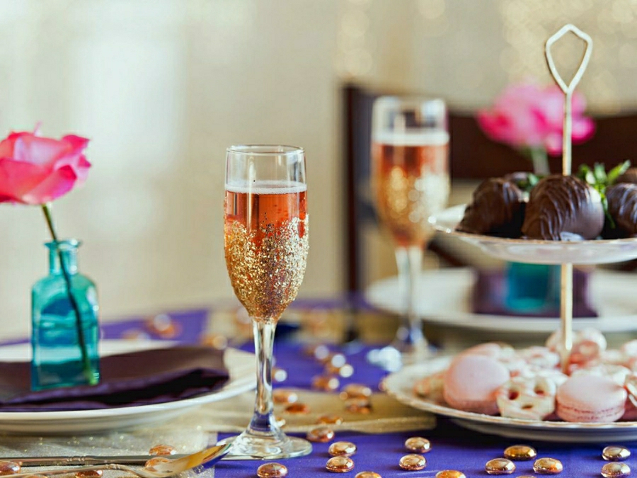 table décoration jolie pour saint valentin rose champagne