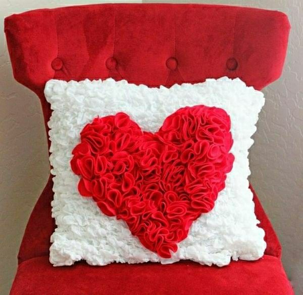 idée saint valentin cadeau pour homme cadeau pour femme saint valentin coussin coeur design canapé rouge idée de déco originale saint valentin