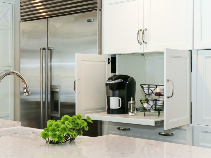 cuisine contemporaine avec un coin cafe machine à café idée aménagement cuisine frigo inoxydable evier déco fleurs