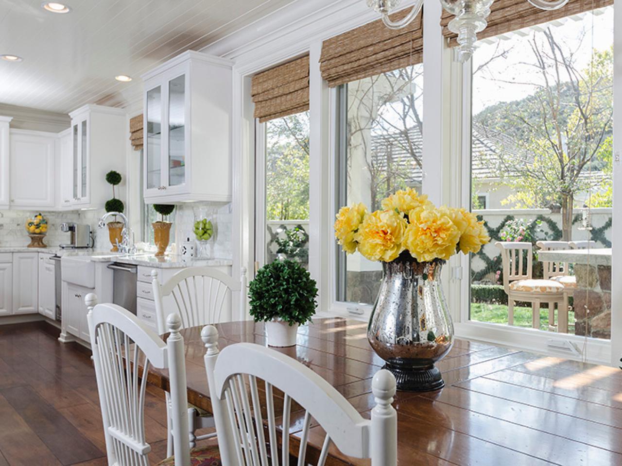 design cuisine idée table déco printemps fleurs jaunes table en bois chaises 
