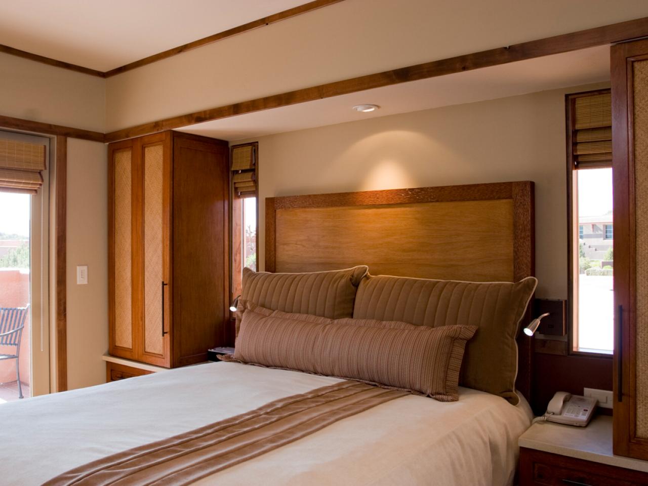 déco chambre tête de lit bois originle lit beige marron couleurs neutre design simple stylé armoire bois