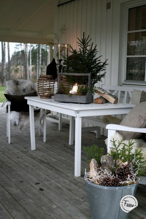 deco-sapin bougie table blanche bois nature nature moderne chaise fourrure bougie romantique hiver
