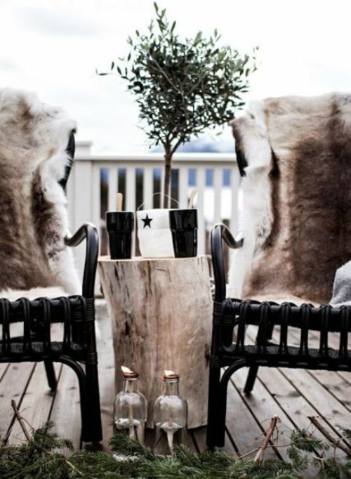 décoration moderne design terrasse hiver olivier chaise fourrure coussin bouteille diy lumière bouteille création