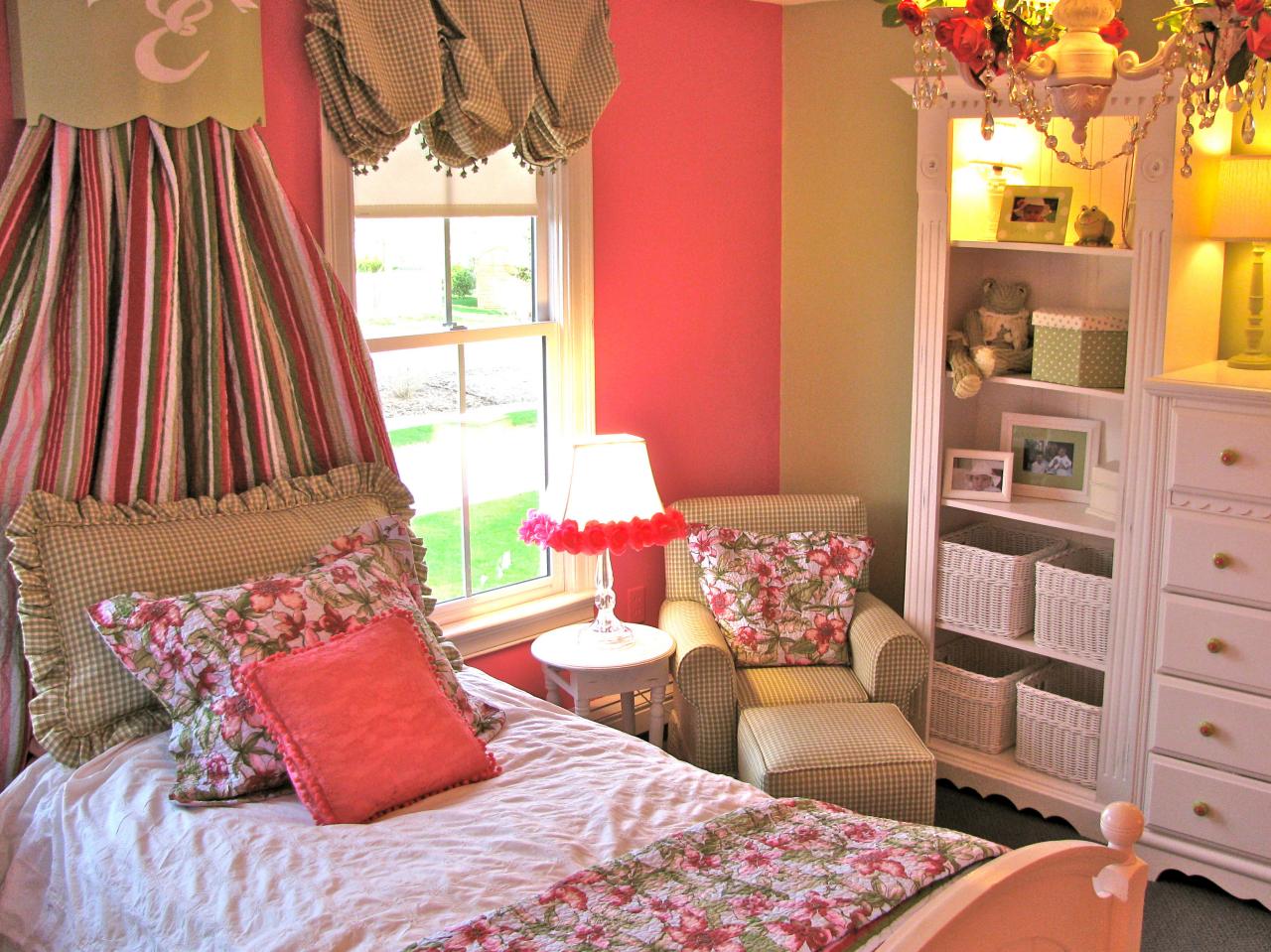 peinture chambre enfant déco idée grande chambre rideau coussins fleurs