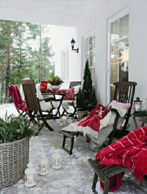 noel déco terrasse sapin couverture design déco moderne objet rouge lampe bougieuverture-rouge-bougie-chaise-bois-nature-maison-table-design
