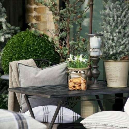 originale déco terrasse hiver balcon table bois plante hiver fleur resistant idée décoration maison