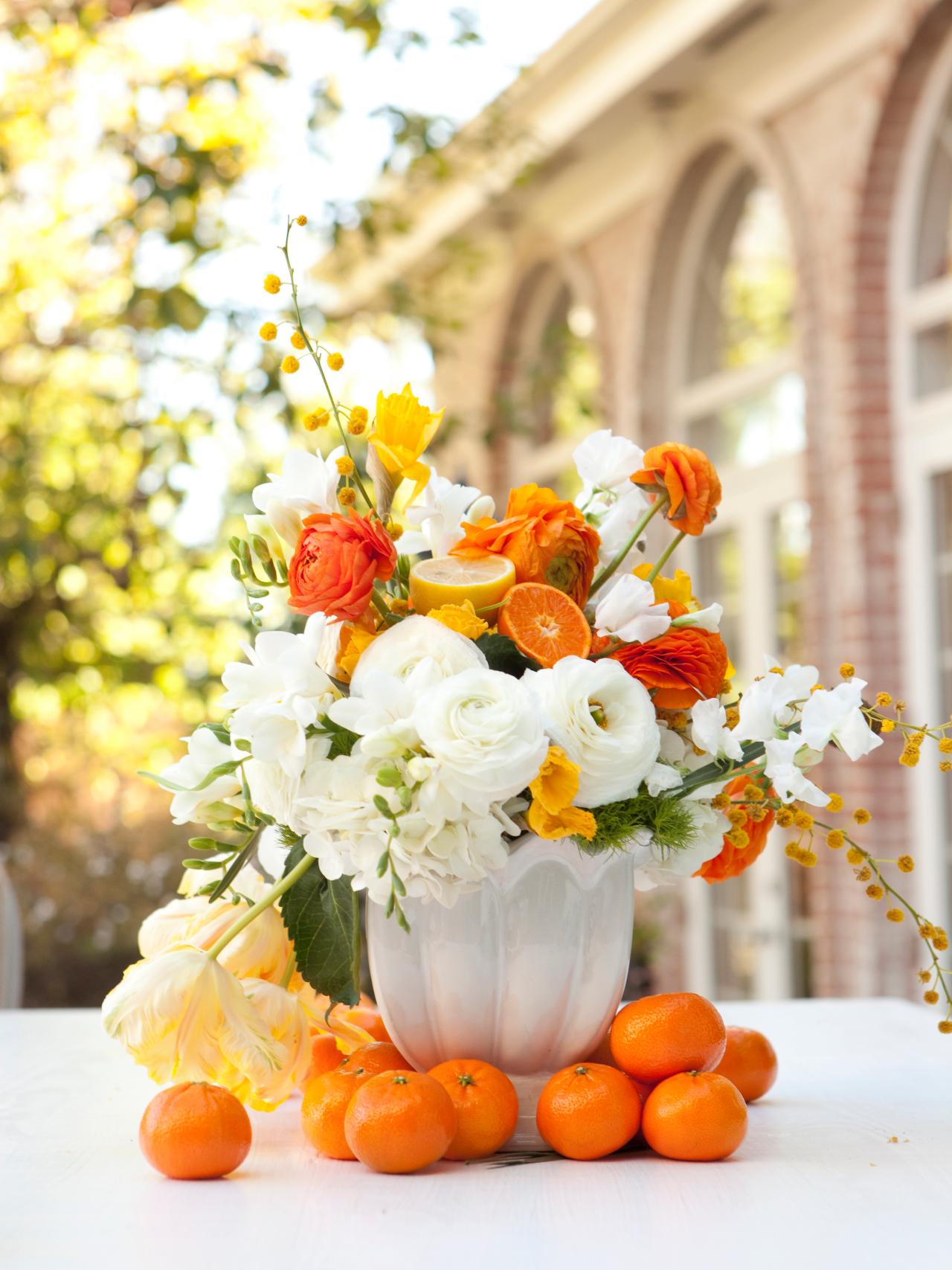 déco bouquet joli pâques printemps fleurs oranges fruit vase table blanc