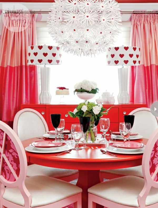 idée saint valentin table de saint valentin idée déco lampe coeurs table rouge chaise rose