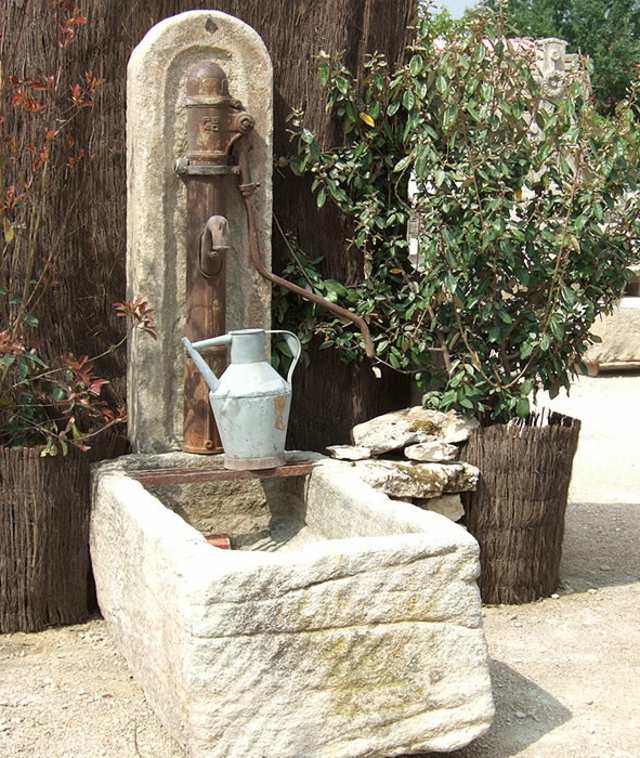 décoration jardin fontaine pompe manuelle fonte bac