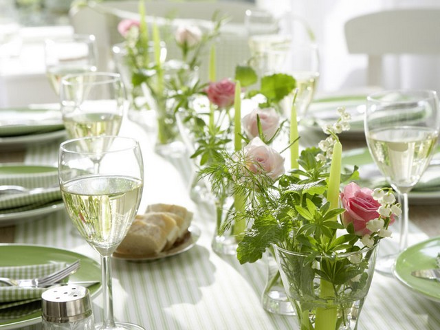 décoration table printemps compos muguet bougies