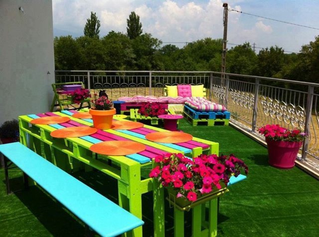 décorer jardin table bancs palettes peintes