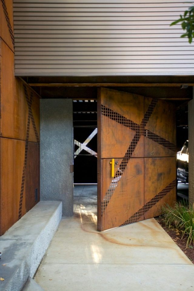 design originale porte pivotante acier