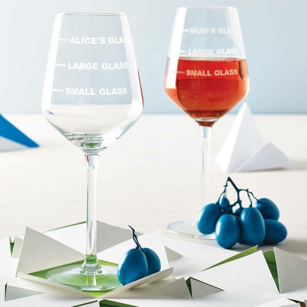 deux verres de vin personnalisés avec mesures