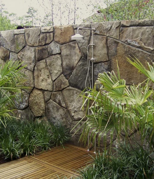 douche d'extérieure décoration mur pierres plantes