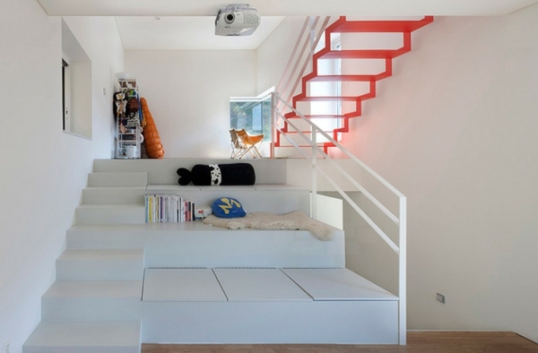 escalier rouge et espace rangement avec coin détente