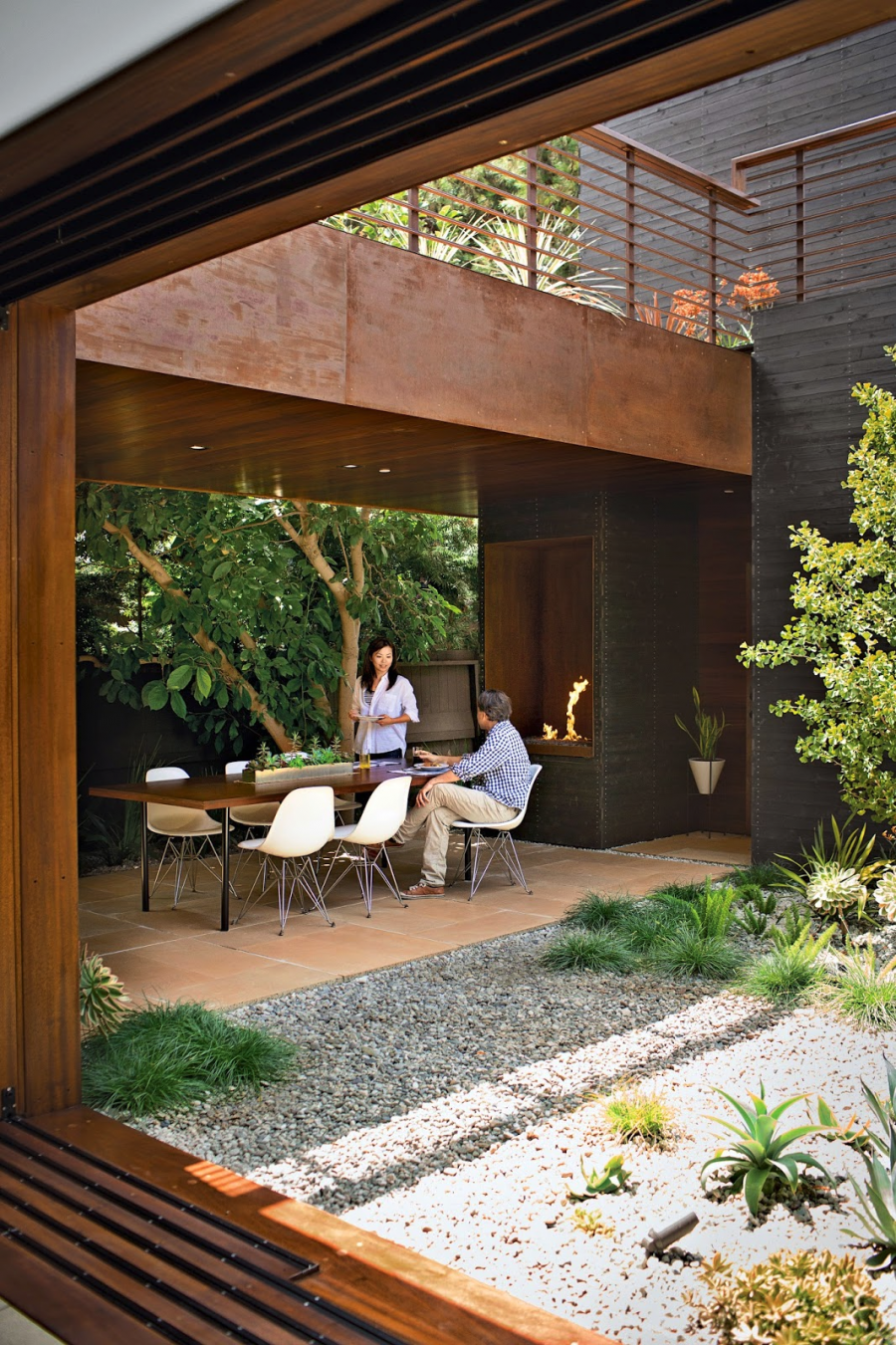 table à manger bois espace dîner extérieur confortable design et moderne 
