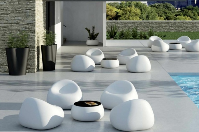 fauteuil de jardin design blancs et table