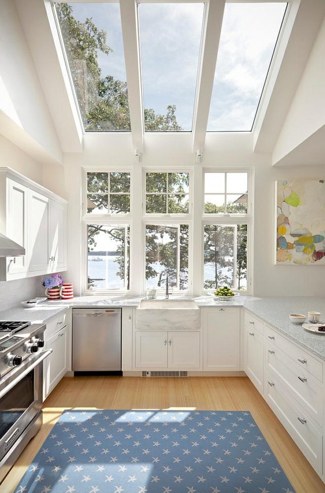 fenêtre de toit grand format cuisine blanche