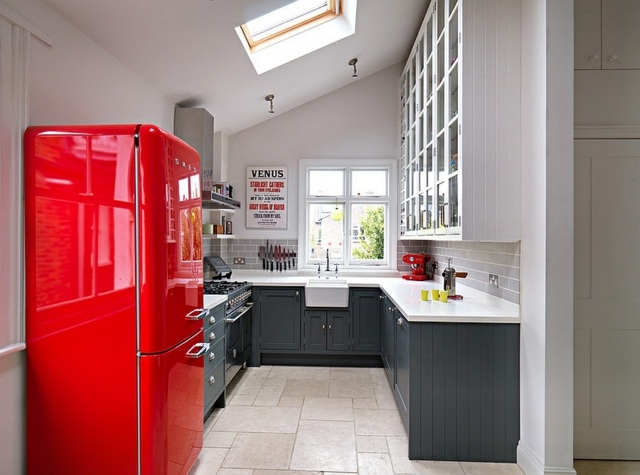 fenêtre de toit cuisine placards gris frigo rouge 