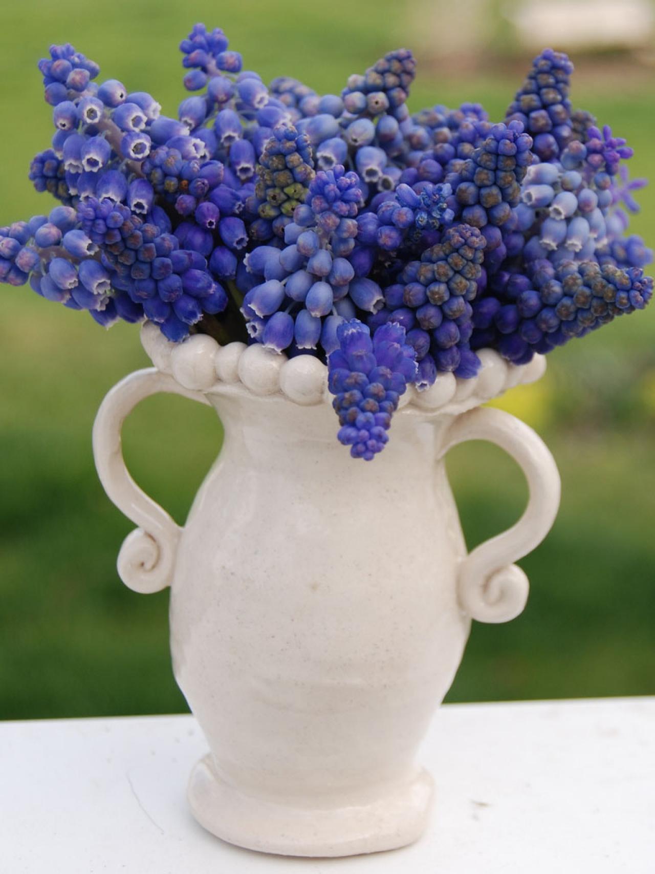 fleurs déco idée sympa moderne élégant fleurs design violet muscari