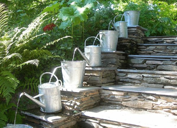 fontaine DIY pour embellir escalier de jardin