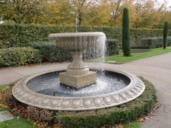 fontaine classique pour les grands jardins