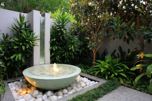 fontaine minimaliste avec bassin sur galets