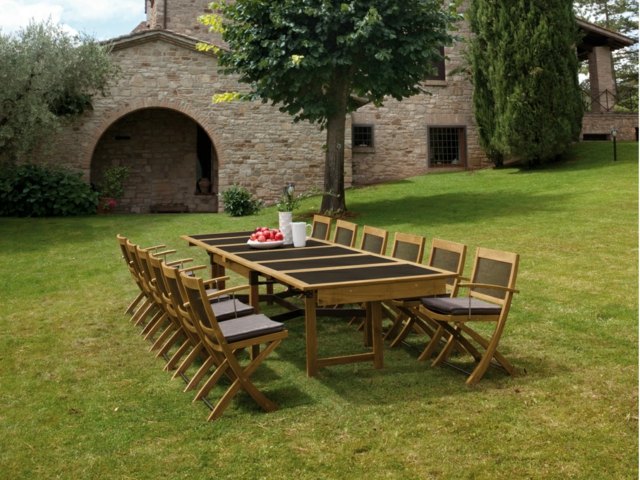 grande table en bois dîner jardin en famille
