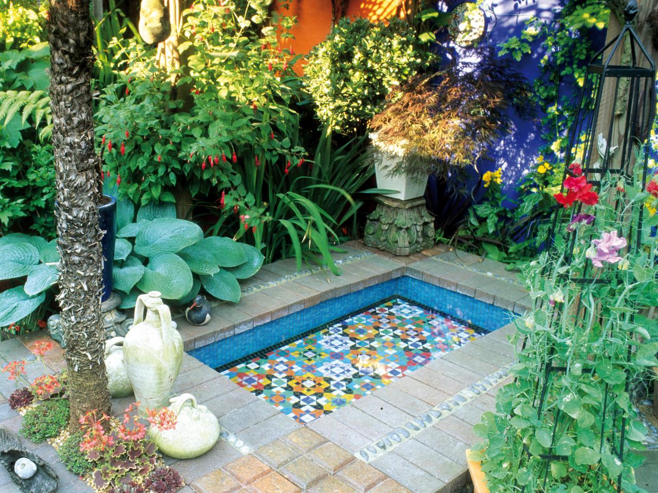 déco idée jardin aménagement mobilier design piscine mosaïque couleurs plantes 