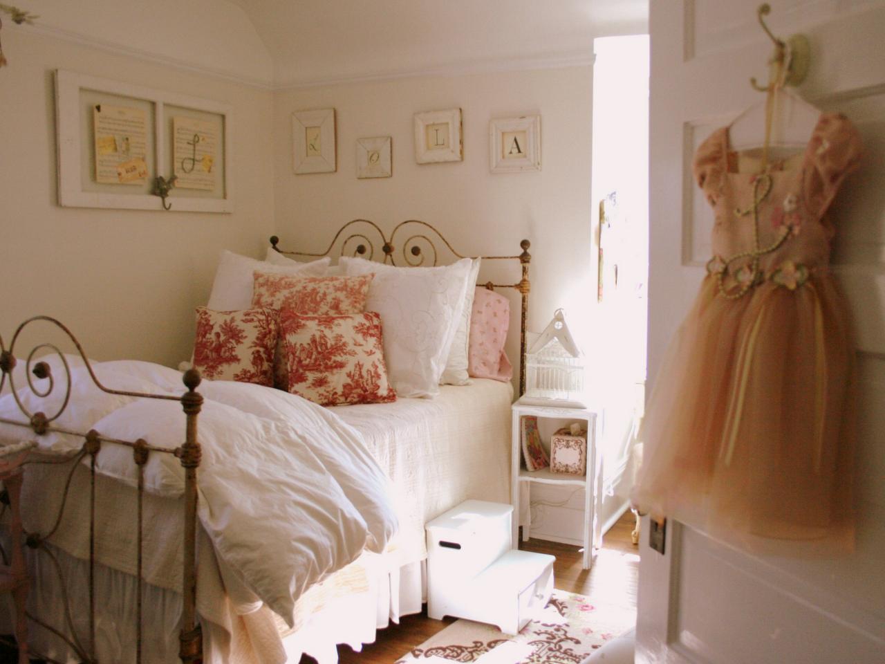 chambre idée peinture enfant fille robe blanc cottage style lit draps blancs
