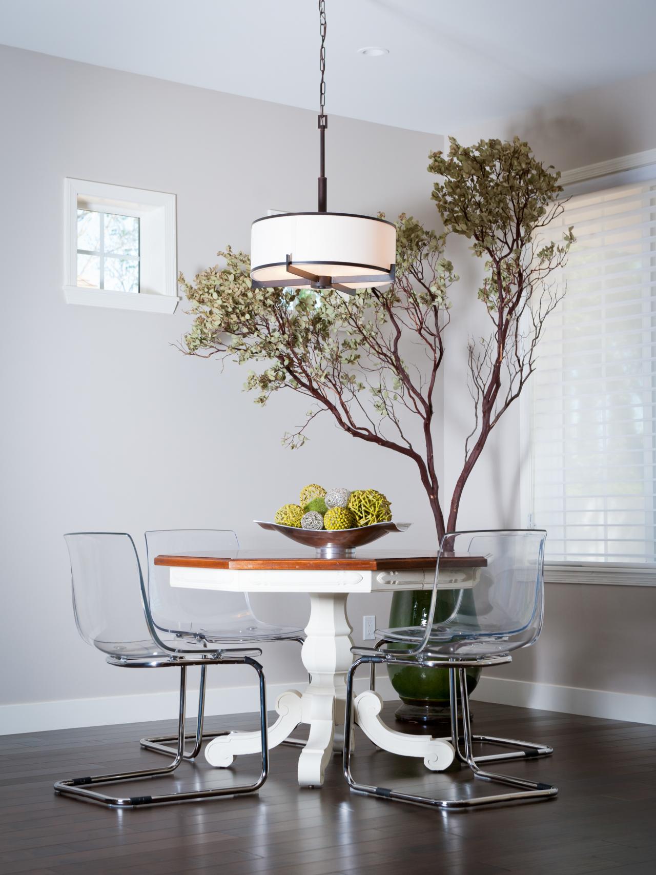 idée déco de table manger style miniamaliste jaune arbre différent lampe design chaises transparentes