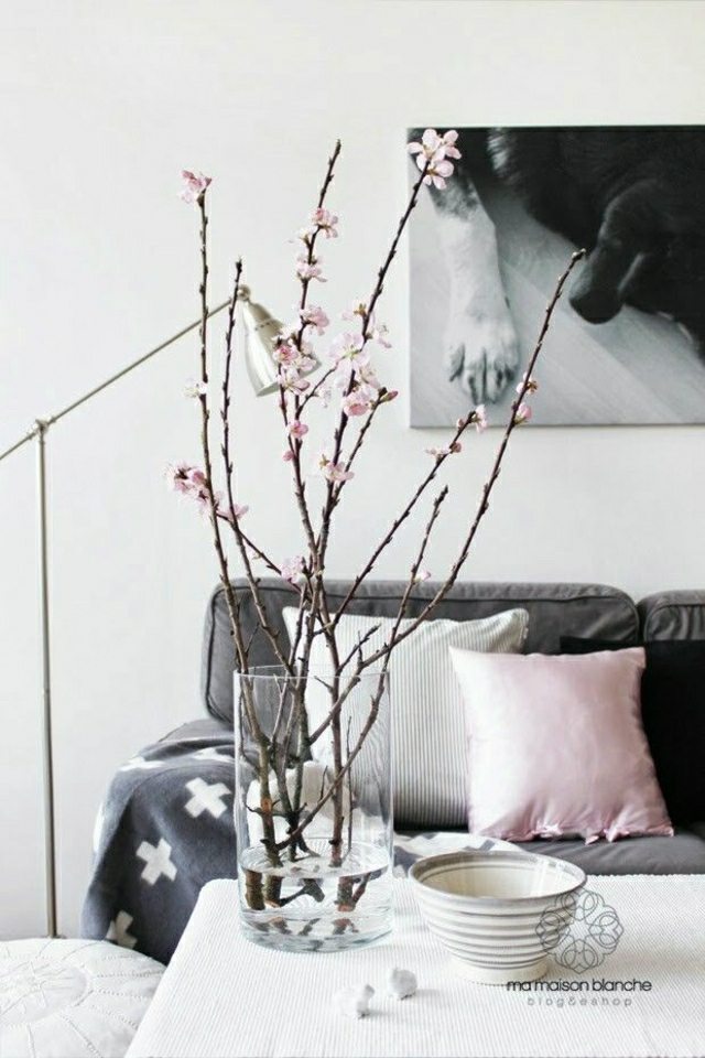 style idée déco salon tableau noir et blanc branches cerisier coussins
