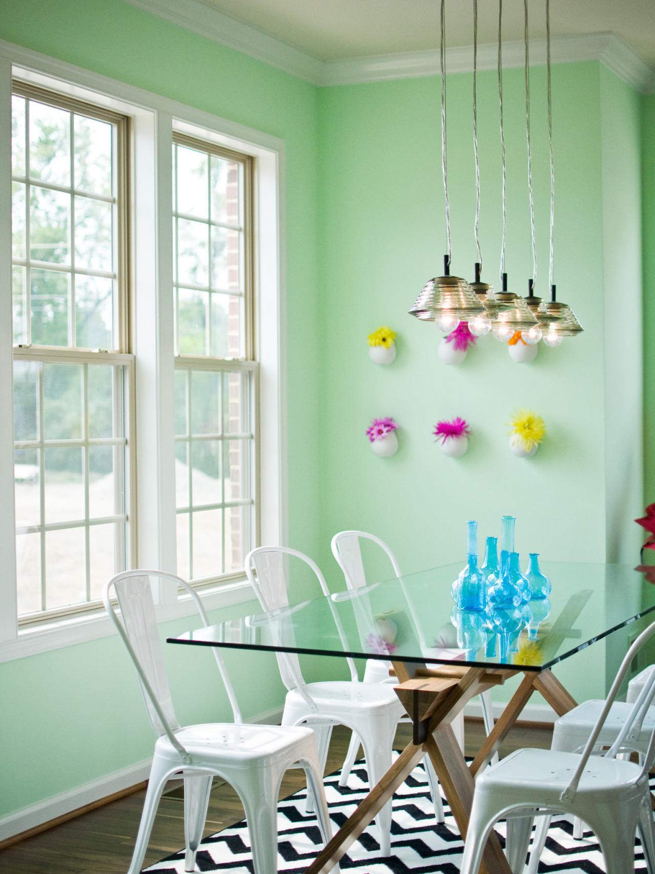 déco printemps table couleur clair bouteille objet déco design fleurs murs vert clair lampe design tapis aux motifs graphique