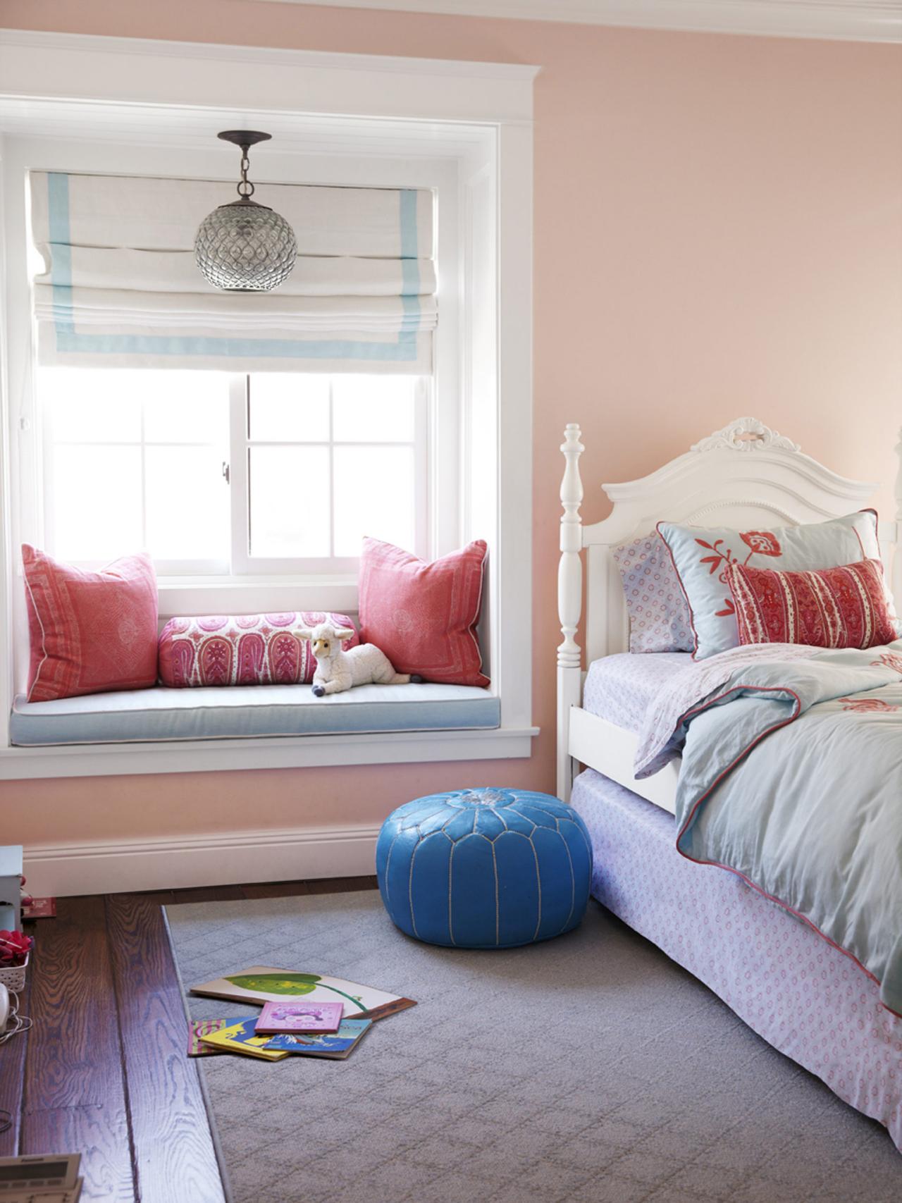 peinture idée déco chambre enfant coussins lampe tapis lit rose