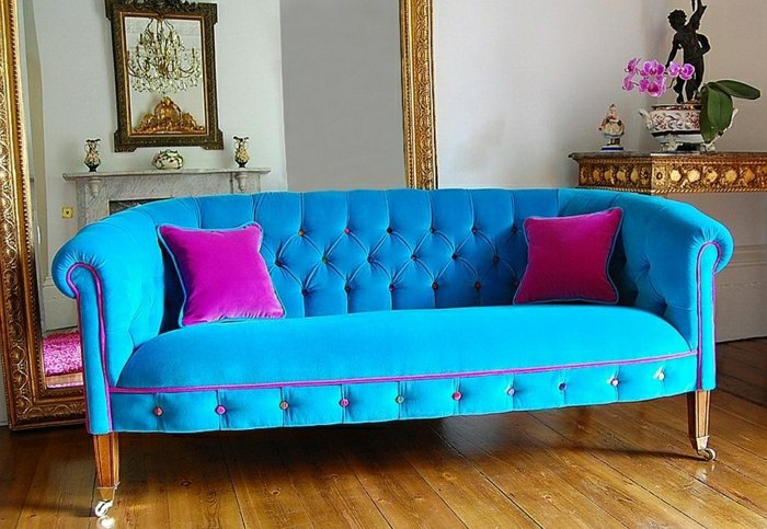 intérieur de salon moderne avec un canapé bleu coussins joli déco idée