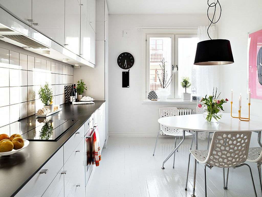 hotte blanche cachée cuisine lampe or noir blanc contraste plaques moderne chaise blanche design plantes déco cuisine