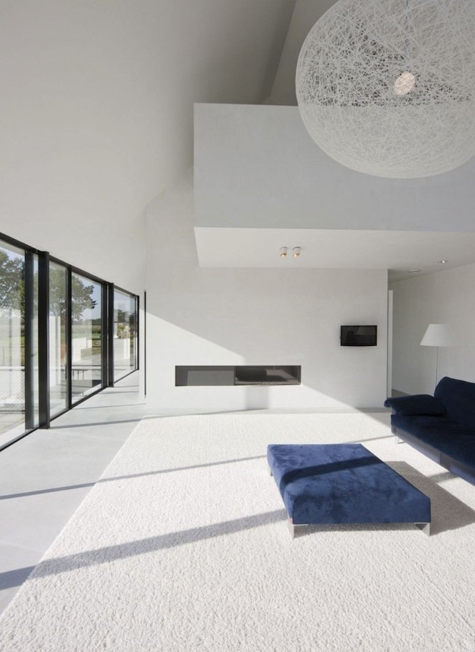 intérieur contemporain minimaliste style épuré blanc canapé bas fauteuil bas blanc bleu