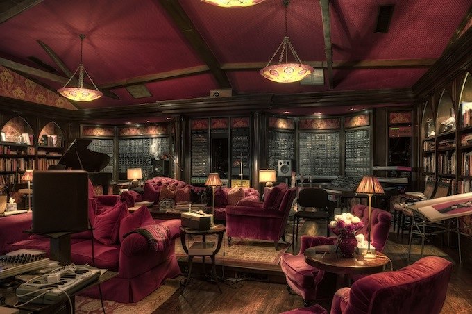 intérieur contemporain style victorien canapé velours espace canapé velours rouge lampe