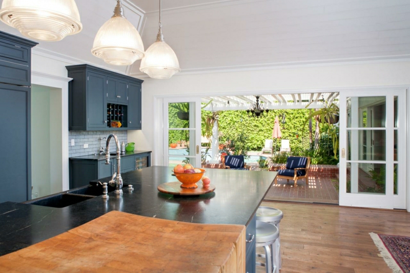 cuisine intérieur aménagement idée originale placard bleu lampe design jardin cuisine ouverte maison