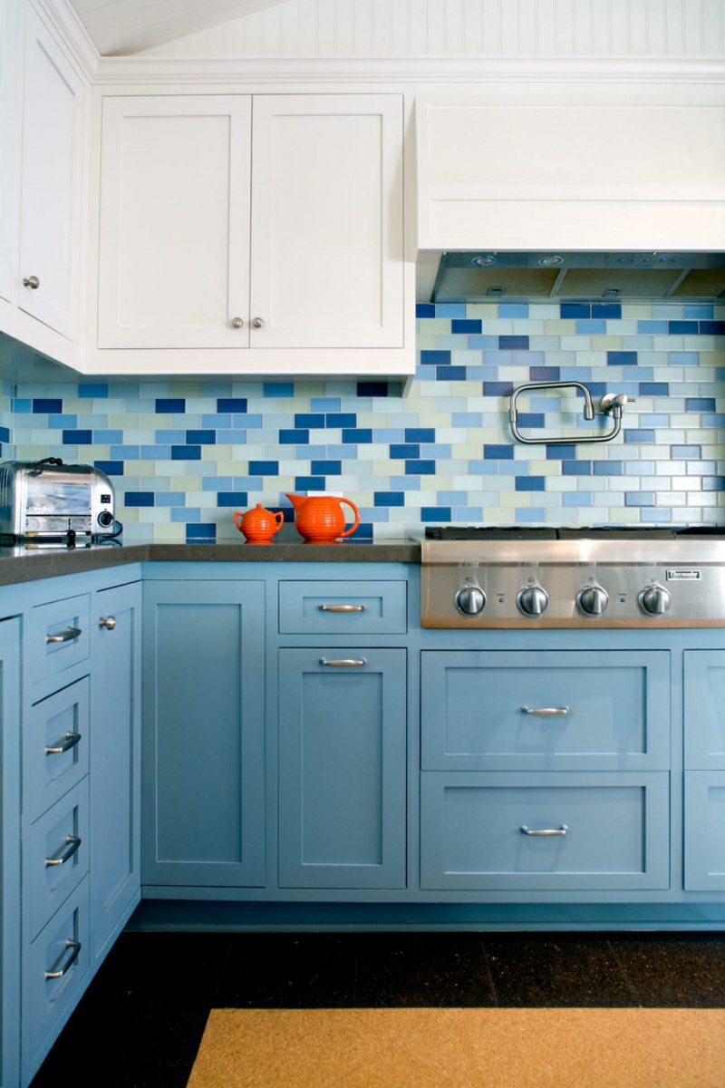 design d'intérieur cuisine original idée nuance bleue placard bois blanc 