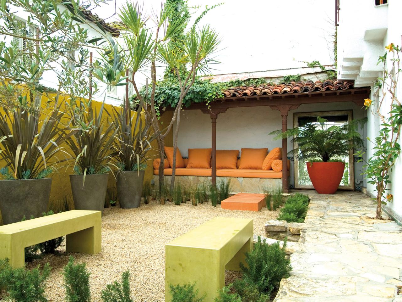 aménagement jardin idée style exotique palme canapé orange confort dans le jardin