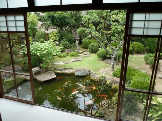 jardin japonais pavillon étang poissons rouges